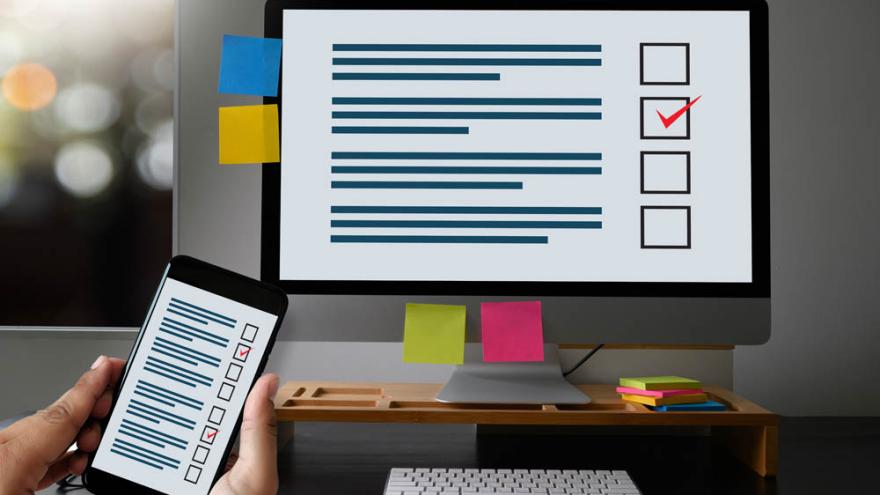 Monitor und Smartphone mit Checklisten