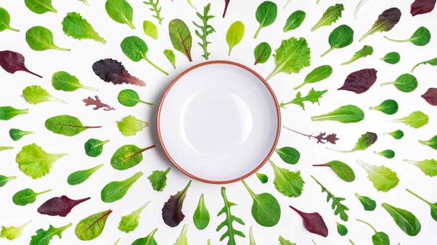 Muster aus einem Teller und Salatblättern