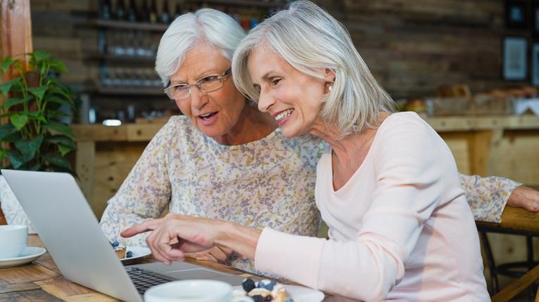 Zwei ältere Frauen an einem Laptop